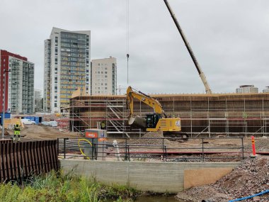 Espoo, Finlandiya - 04 Eylül 2025: Meritie Caddesi 'nde yeni bir yol inşa edilen bir inşaat sahası. Sokak geçici olarak kapatıldı, ilerleme ve modern kentsel kalkınma