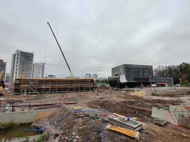 Espoo, Finlandiya - 04 Eylül 2025: Meritie Caddesi 'nde yeni bir yol inşa edilen bir inşaat sahası. Sokak geçici olarak kapatıldı, ilerleme ve modern kentsel kalkınma