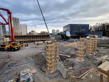 Espoo, Finlandiya - 12 Eylül 2025: Meritie Caddesi 'nde ağır makinelerin yeni bir yol inşa ettiği bir inşaat alanı. Sokak geçici olarak kapatıldı, ilerleme ve modern kentsel kalkınma