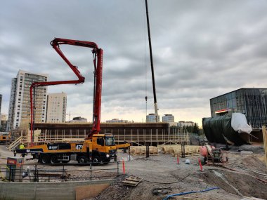 Espoo, Finlandiya - 12 Eylül 2025: Meritie Caddesi 'nde ağır makinelerin yeni bir yol inşa ettiği bir inşaat alanı. Sokak geçici olarak kapatıldı, ilerleme ve modern kentsel kalkınma