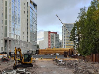 Espoo, Finlandiya - 17 Eylül 2025: Meritie Caddesi 'nde ağır makinelerin yeni bir yol inşa ettiği bir inşaat alanı. Sokak geçici olarak kapatıldı, ilerleme ve modern kentsel kalkınma