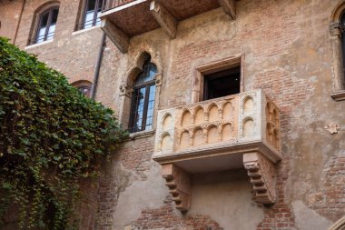 Verona, İtalya 'daki Casa di Giulietta' da Juliet 'in balkonu. Shakespeare' in ünlü romantik simgesi. Tarihi bir ortaçağ avlusunda geçiyor.