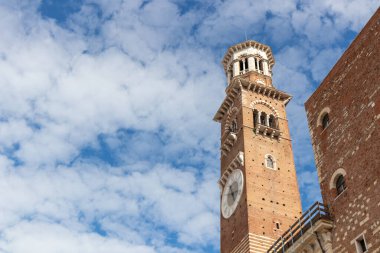 84 metredeki Verona 'nın en yüksek binası olan Torre dei Lamberti, tarihi şehir merkezinde gururla duruyor ve ortaçağ ufuk çizgisinin ve çevreleyen manzaraların panoramik manzarasını sunuyor.
