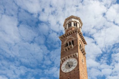 84 metredeki Verona 'nın en yüksek binası olan Torre dei Lamberti, tarihi şehir merkezinde gururla duruyor ve ortaçağ ufuk çizgisinin ve çevreleyen manzaraların panoramik manzarasını sunuyor.
