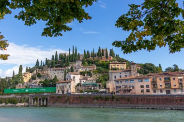 San Pietro 'nun fotoğrafı, İtalya, Verona' da bir tepenin üzerindeki antik bir kale, Adige Nehri 'ne bakan bir izleme platformu, şehrin panoramik manzarasını sunuyor, Veneto bölgesinin ortaçağ mimarisi