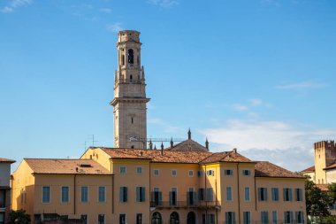 Duomo di Verona, Cattedrale di Santa Maria Matricolare, kırmızı kiremitli çatıları, ortaçağ caddeleri ve İtalya 'nın büyüleyici silueti ile tarihi merkezden yükseliyor.
