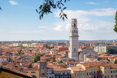 Duomo di Verona, Cattedrale di Santa Maria Matricolare 'nin havadan görünüşü, kırmızı kiremitli çatıları, ortaçağ caddeleri ve İtalya' nın büyüleyici silueti ile tarihi merkezin üzerinde yükseliyor.