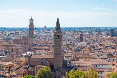 Piazza delle Erbe, Verona, İtalya 'daki Torre dei Lamberti' nin hava panoramik manzarası. Kırmızı kiremitli çatılar ve Veneto bölgesinin tarihi kalbiyle çevrili ikonik bir ortaçağ çağ çan kulesi.