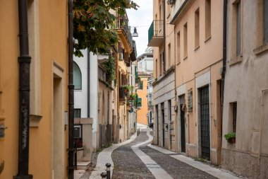 İtalya 'nın Verona şehrinin sokakları. Renkli binalar, kaldırım taşları yollar, tarihi mimari, hareketli kafeler ve Veneto bölgesindeki hareketli şehir yaşamlarıyla dolu büyüleyici ortaçağ yolları.