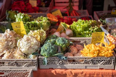 İtalya, Pischiera de Garda, 2 Ekim 2025 - Güneşli bir Ekim gününde Peschiera del Garda 'da İtalyan çiftçi pazarı, taze sebzeler, meyve, peynir, yumurta, ekmek ve yerel çevre dostu ürünler