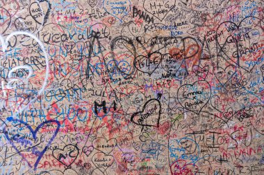 İtalya, Verona - 1 Ekim 2025: Juliet 'in Evi' nin duvarında aşk yazıları (Casa di Giulietta), ziyaretçiler tarafından sonsuz aşk ve romantizm anısına yazılmış renkli mesajlar ve isimler