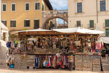 İtalya, Verona - 1 Ekim 2025: En eski Piazza delle Erbe Meydanı (Pazar Meydanı), pazar tezgahları, tarihi binalar, freskî cephe, yüzyıllardır İtalyan kültürünü yansıtan