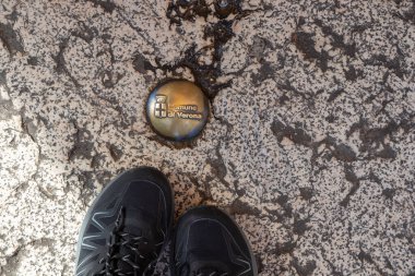 İtalya, Verona - 1 Ekim 2025: Tarihi şehirde resmi bir araştırma ya da sınır noktası olarak kullanılan ve üzerinde silah ve isim olan Comune di Verona arması bulunan taşa gömülü metal işaret