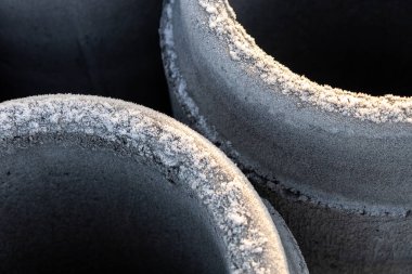 Beton borular istiflendi ve kanalizasyon inşaatı için hazırlandı. Drenaj ve kentsel altyapı geliştirme materyallerini gösteren sanayi şantiyesi