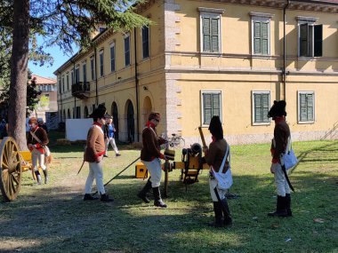 İtalya, Peschiera del Garda - 28 Eylül 2025: Askeri mirası kutlamak amacıyla geleneksel askeri üniformalı eski askerlerin katıldığı tarihi bir festival etkinliği