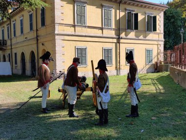 İtalya, Peschiera del Garda - 28 Eylül 2025: Askeri mirası kutlamak amacıyla geleneksel askeri üniformalı eski askerlerin katıldığı tarihi bir festival etkinliği