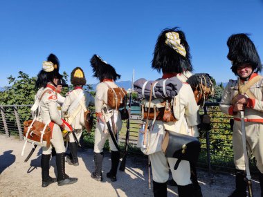 İtalya, Peschiera del Garda - 28 Eylül 2025: Askeri mirası kutlamak amacıyla geleneksel askeri üniformalı eski askerlerin katıldığı tarihi bir festival etkinliği