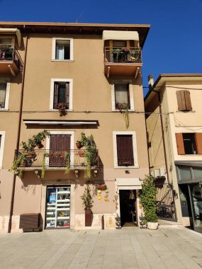 İtalya, Peschiera del Garda - 28 Eylül 2025: Tarihi şehir merkezinde dar sokaklar ve taş evler, güneş ışığıyla yıkanmış, UNESCO mirası ve büyüleyici kent mimarisi sergileniyor