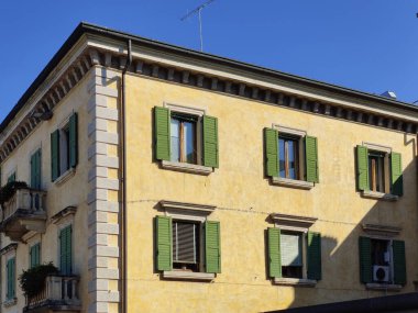 İtalya, Peschiera del Garda - 28 Eylül 2025: Tarihi şehir merkezinde dar sokaklar ve taş evler, güneş ışığıyla yıkanmış, UNESCO mirası ve büyüleyici kent mimarisi sergileniyor