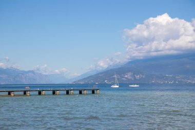 İtalya, Garda Gölü 'ndeki yelkenli ve motorlu tekne manzaralı su manzarası, yaz seyahati, dinlenme ve Avrupa' nın popüler tatil beldesi