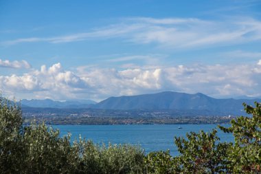 İtalya 'nın Monte Baldo yamaçlarından Garda Gölü manzarası, mavi su, panoramik dağ manzarası ve barışçıl bir Avrupa seyahati manzarası