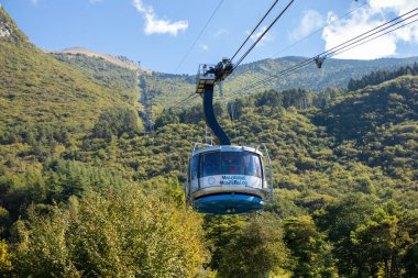 İtalya, Malchesine - 27 Ekim 2025: Funivia Malcesine - İtalya dağlarında Monte Baldo teleferiği, manzaralı seyahat için Garda Gölü 'nü Monte Baldo Zirvesi' ne bağlayan bir kulübe
