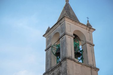 İtalya 'daki kilise çan kulesi, tarihi mimari, klasik Avrupa tasarımı ve kültürel mirası açık gökyüzüne karşı sergiliyor, seyahat ve geziler için mükemmel.