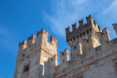 Sirmione, İtalya 'daki Scaliger Şatosu Castello Scaligero' nun kuleleri ve duvarları. Scaliger döneminden kalma tarihi bir göl kalesi. Garda Gölü 'ndeki ortaçağ kasaba merkezine açılan kapı.