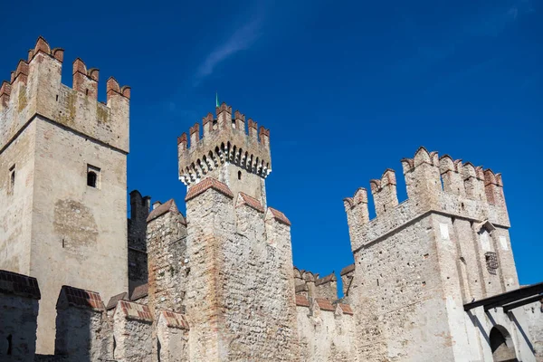 Sirmione, İtalya 'daki Scaliger Şatosu Castello Scaligero' nun kuleleri ve duvarları. Scaliger döneminden kalma tarihi bir göl kalesi. Garda Gölü 'ndeki ortaçağ kasaba merkezine açılan kapı.