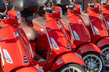 İtalya, Pischiera del Garda - 27 Eylül 2025: Rosso Vignola 'da birkaç Vespa Primavera scooterı (kırmızı), kiralık, kolay ulaşım, klasik İtalyan tasarımı ve şehir tarzı