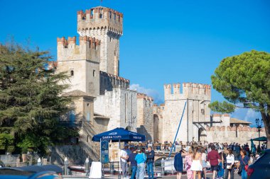 İtalya, Sirmione - 27 Eylül 2025: Saliger Kalesi (Castello Scaligero), turist kalabalığı, ortaçağ tarihi mimarisi ve popüler bir seyahat merkezi.