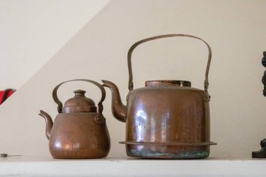 İki klasik bakır kahve tenceresi ya da çaydanlık doğal güveç, kırsal ya da çiftlik tarzı dekorlar için mükemmel, otantik eski metal ve klasik tasarım sergileniyor.