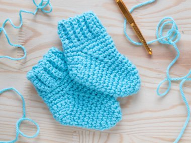 Bir çift açık mavi el işi bebek paçası. Bebekler için yumuşak, rahat ayakkabılar, yeni doğanlar için mükemmel hediyeler, ya da el yapımı aksesuarlar.