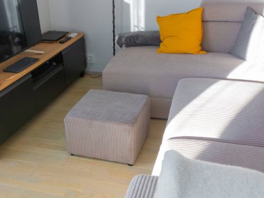 Modüler bir bölmeli kanepe ve geniş kurdeleli kadife kumaştan ayrı bir kanepe, modern, rahat ve rahat bir oturma odası sunuyor.