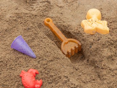 Dışarıda renkli plastik kum oyuncakları var. Sahilde ya da kum havuzunda yaratıcı bir oyun için mükemmel..