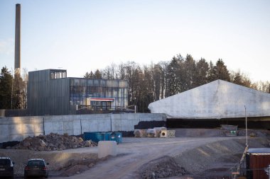 Espoo, Finlandiya - 12 Aralık 2025: Finnoo yakınlarındaki Meritie caddesinde bir inşaat alanı, bitmemiş yapıyı hava durumundan korumak için geçici bir kumaş barınağı (branda)