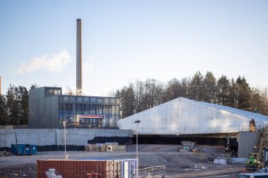 Espoo, Finlandiya - 12 Aralık 2025: Finnoo yakınlarındaki Meritie caddesinde bir inşaat alanı, bitmemiş yapıyı hava durumundan korumak için geçici bir kumaş barınağı (branda)