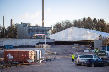 Espoo, Finlandiya - 12 Aralık 2025: Finnoo yakınlarındaki Meritie caddesinde bir inşaat alanı, bitmemiş yapıyı hava durumundan korumak için geçici bir kumaş barınağı (branda)
