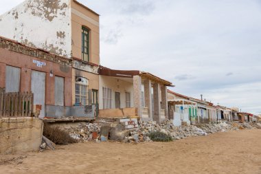 Alicante, İspanya - 17 Ocak 2026: Babilonya 'daki Casas de Babilonia, Babillon evleri Guardamar del Segura' daki Playa de la Babilonia 'nın kumlu sahillerinde yer almaktadır.