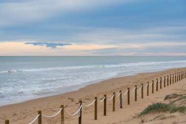 Guardamar del Segura, İspanya 'daki El Moncayo Sahili' nde korunan kum tepeleri, ince kum. Tahta kaldırımlar ve halat eskrim rehberi ziyaretçiler, erozyonu önlemek ve kırılgan kıyı ekosistemlerini korumak