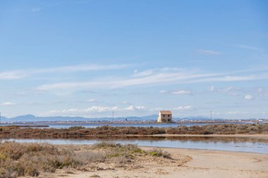 Casa de la Encanizada del Ventorrillo, bir zamanlar geleneksel balıkçılığın bir parçası olan Mar Menor, Murcia, İspanya 'nın küçük bir adasında bulunan tarihi bir bina.