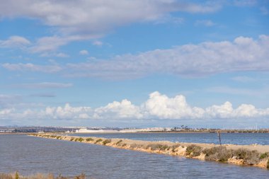 Güneydoğu İspanya 'daki Salinas de San Pedro del Pinatar' da tuz üretim binaları ve büyük tuz tepecikleri, pembe sular ve flamingo nüfusuyla bilinen büyük bir sulak arazi sisteminin bir parçası.