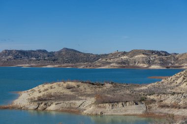 İspanya 'nın Alicante kentinde bulunan büyük bir yapay su deposu olan 
