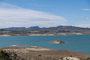 İspanya 'nın Alicante kentinde bulunan büyük bir yapay su deposu olan 