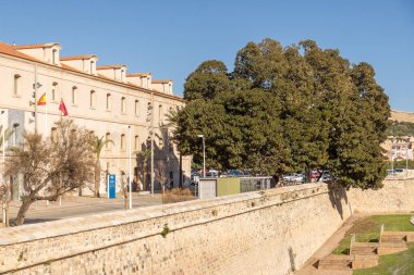 Cartagena, İspanya - 31 Ocak 2026: Campus Muralla del Mar 'da bir neoklasik bina. Aslen bir deniz hastanesi, şimdi Kartagena Teknik Üniversitesi 'nin ana idari merkezi.