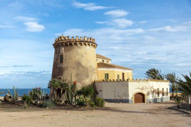 İspanya 'nın Torre de la Horada şehrinde tarihi bir sahil gözlem kulesi. Akdeniz 'e bakan tarihi eser, popüler bir turizm ve turistik mekan haline geldi.