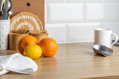 Portakallı, limonlu, fincanlı ve waffle ızgaralı bir mutfak tezgahı taze ve davetkar bir sabah rutinini akla getiriyor..