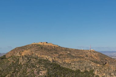 Atalaya Kalesi, tarihi Castillo de la Atalaya kalesi, İspanya 'nın Cartagena kentinde 18. yüzyıldan kalma bir askeri kale. Akdeniz kıyısının yukarısındaki stratejik tepede.