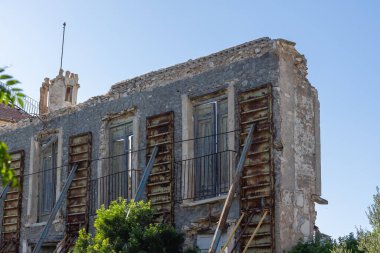 İspanya, Torrevieja 'da yıpranmış bir taş bina paslanmış metal iskeleler ve kırık camlarla kıyı kasabasının engebeli cazibesini yansıtıyor..
