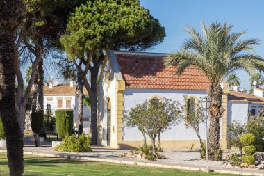 Torrevieja, İspanya - 12 Ocak 2026: Büyük oranda harap olmuş sarı bir bina, muhtemelen tarihi bir konut veya gözlem kulesi, kısmen kareli bir kubbe ve karmaşık detaylarla kısmen harap olmuş durumda. Graffiti yıpranmış duvarlarına zarar veriyor.,